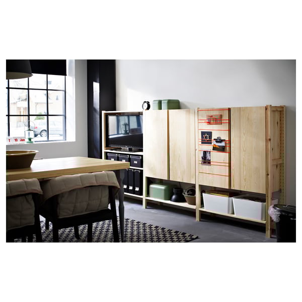 Modernes Wohnzimmer mit IVAR-Stauschränken, hellem Holz und schwarzen Akzenten.