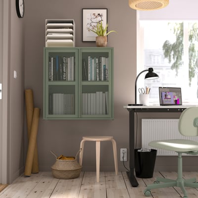 Modernes Home Office mit grünem IVAR-Netzschrank, Laptop, Hocker und Dekor.