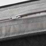 Reißverschluss an Netztasche, schwarzer Besatz, Nahaufnahme.