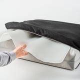 Person, die JÄRPÖN/DUVHOLMEN bedient Sitzkissen mit rutschfesten Noppen und abnehmbarem Bezug.