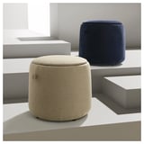 JÄRRESTAD Poufs in Beige und Dunkelblau, mit einer weichen, abgerundeten Form und gepolsterten Sitzen, die auf einem minimalistischen weißen Hintergrund platziert sind.