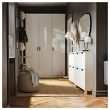 Gemütlicher Eingangsbereich mit JÄRRESTAD Hocker, Stauraum und Dekor. Moderne, neutrale Töne, Holzböden, runder Pouf, Grau und Beige.