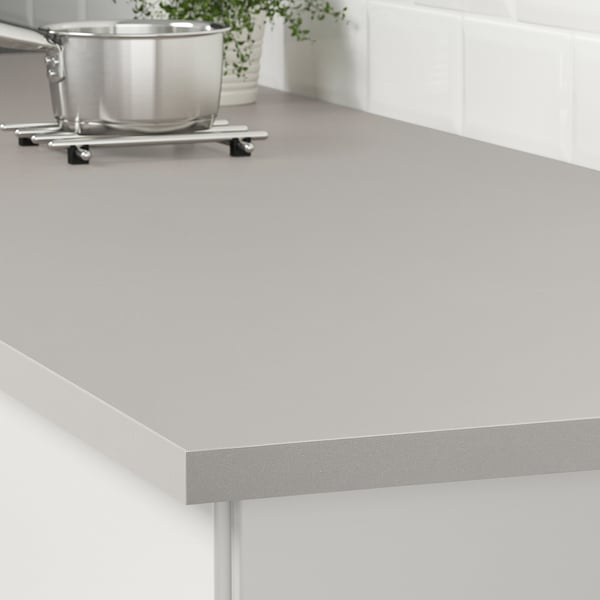Küchenarbeitsplatte aus grauem Laminat, leicht zu reinigen und zu pflegen. Darunter sind Stützen sichtbar.