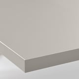 Moderne, schlanke Küchenarbeitsplatte mit glatter Oberfläche, minimalistischer Kante und klaren Linien.