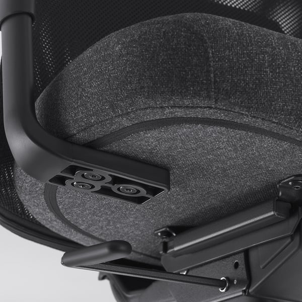 Ergonomischer Stuhl aus nächster Nähe: Netzrückenlehne, Lendenwirbelstütze, verstellbare Mechanismen.