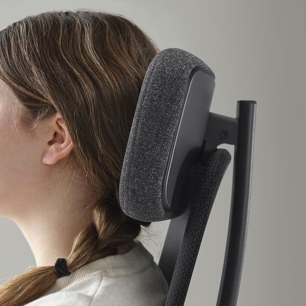 Eine Person sitzt auf einem ergonomischen Bürostuhl von JÄRVFJÄLLET und lehnt sich auf die gepolsterte Kopfstütze zurück.