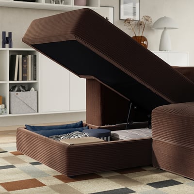 Sofa mit offenem Stauraum. Matratze und Kissen sichtbar.