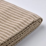 Gefaltetes Sofa aus beigem Stoff mit gestreifter Textur. Weich, einladend und gemütlich und zeigt hochwertige Handwerkskunst.