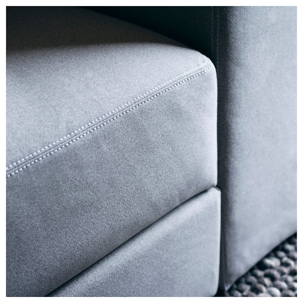 Nahaufnahme der grauen, weichen, modernen Designs von JÄTTEBO Sofas mit Polsterung aus recyceltem Polyester.