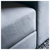 Nahaufnahme der grauen, weichen, modernen Designs von JÄTTEBO Sofas mit Polsterung aus recyceltem Polyester.