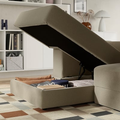 Beige JÄTTEBO-Sofa mit hochklappbarem Sitz, der Stauraum freigibt; Perfekt für zusätzlichen Schlafplatz für Gäste.