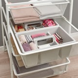 Organisiertes Aufbewahrungssystem mit mehreren Netzschubladen, ideal für den Innenbereich, um Gegenstände sichtbar und belüftet zu halten.