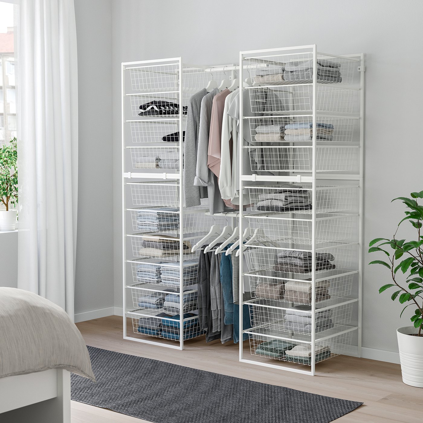 JONAXEL weißer Metallschrank-Organizer mit Regalen und Schiene im Schlafzimmer.