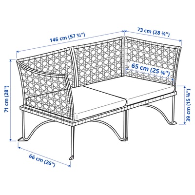Jutholmmen Outdoor-Sofa, beiges Kissen, geflochtenes Kunststoffrattan, modernes geschwungenes Design.