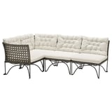 JUTHOLMEN Outdoor-Sofa, cremefarbene Kissen, graues Gestell, Korbgeflecht, gebogene L-Form.