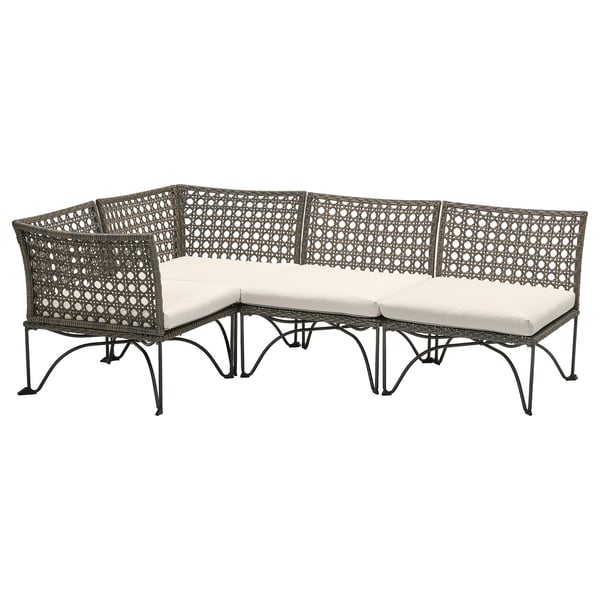 JUTHOLMEN Outdoor-Sofa, weiße Kissen, geflochtene Rattan-Optik, modernes Design.