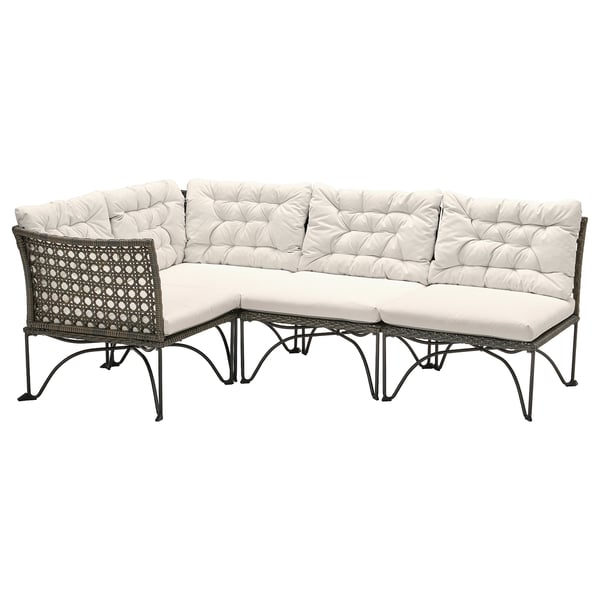 JUTHOLMEN modulares Outdoor-Sofa, weiße Kissen, schwarzes Gestell, L-Form, Rattan-Stil.