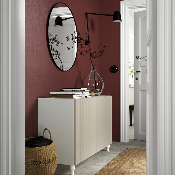 Moderner Eingangsbereich mit weißem KABBARP Sideboard, Spiegel, Wandlampen und Dekor.
