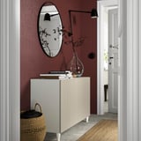Moderner Eingangsbereich mit weißem KABBARP Sideboard, Spiegel, Wandlampen und Dekor.