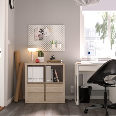 Ein IKEA KALLAX Schrank mit zwei Schubladen in heller Eichenausführung. Es ist ein einfaches, rechteckiges Design mit Holzstruktur und silbernen Schubladenknöpfen.