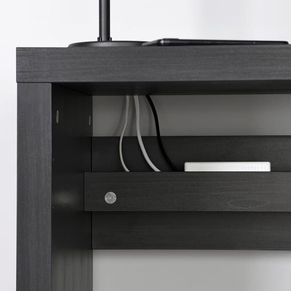 Schwarzes KALLAX-Regal mit Kabeln und einer Box, die das Kabelmanagement zeigt.