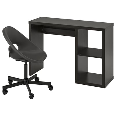 Schwarzes KALLAX Schreibtisch- und Stuhlset. Modernes, minimalistisches Design. Der Schreibtisch hat offene Regale. Der Stuhl ist höhenverstellbar und drehbar.
