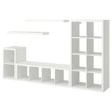 Ein weißes IKEA KALLAX Regal, rechteckig, mit mehreren offenen Würfeln zur Aufbewahrung. Es enthält Wandregale für zusätzlichen Platz.