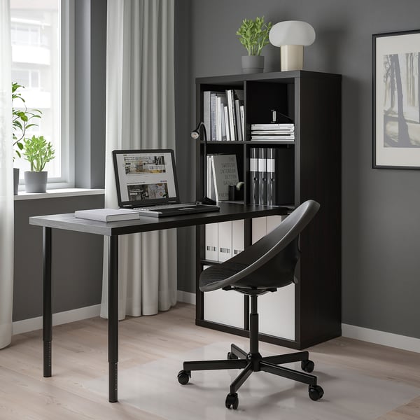 Modernes Homeoffice: KALLAX Schreibtisch, Laptop, Bücher, Stuhl, Pflanze, Fenster.