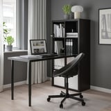 Modernes Homeoffice: KALLAX Schreibtisch, Laptop, Bücher, Stuhl, Pflanze, Fenster.