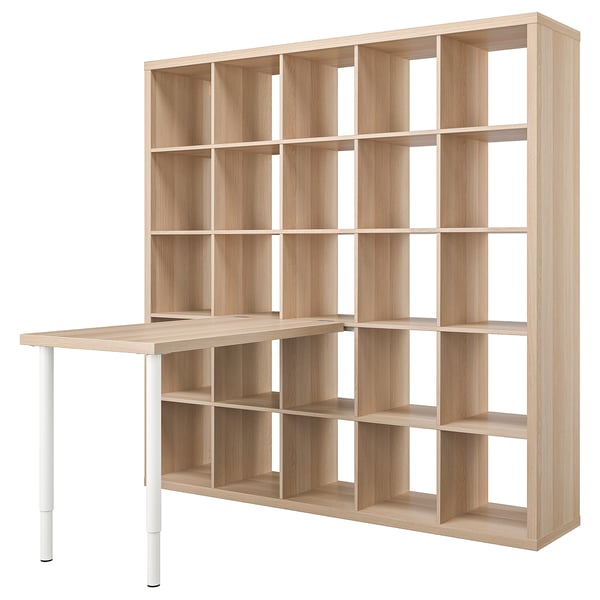Ein helles KALLAX Bücherregal aus Holz mit Aufbewahrungswürfeln und einer Schreibtischverlängerung. Es hat ein minimalistisches und modernes Design.