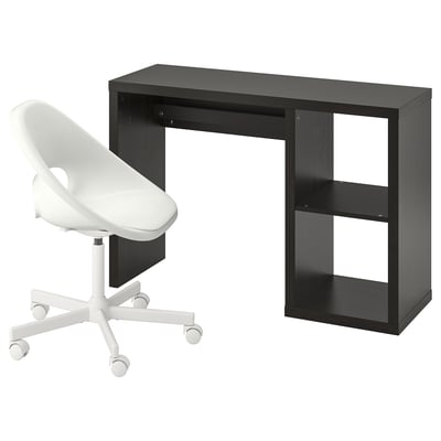 Schwarzer Schreibtisch, weißer Stuhl. Rechteckiger Schreibtisch mit offenen Regalen. Abgerundeter weißer Drehstuhl mit Rädern.