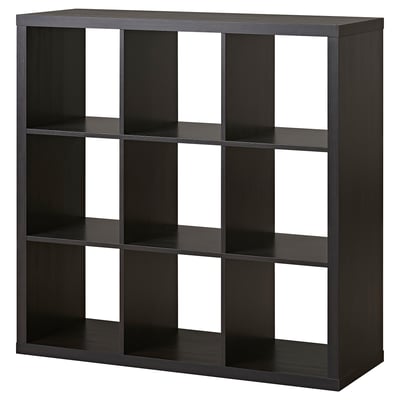 Schwarzes KALLAX Würfelregal mit 9 Fächern, recycelte Spanplatte, minimalistisches Design.
