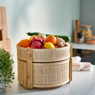 KANELMOTT Obstkorb, geflochtenes Rattan & Bambus, cremefarben, zylindrisch, 2-stöckig, naturbelassenes Design.