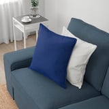 Ein gemütliches blaues Sofa mit abnehmbaren Armlehnen und einer tiefen Sitzfläche, perfekt zum Entspannen und Bewirten von Gästen.