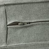 Nahaufnahme der Reißverschlusstasche der KIVIK-Sofas mit robustem Stoff und glattem Reißverschluss.