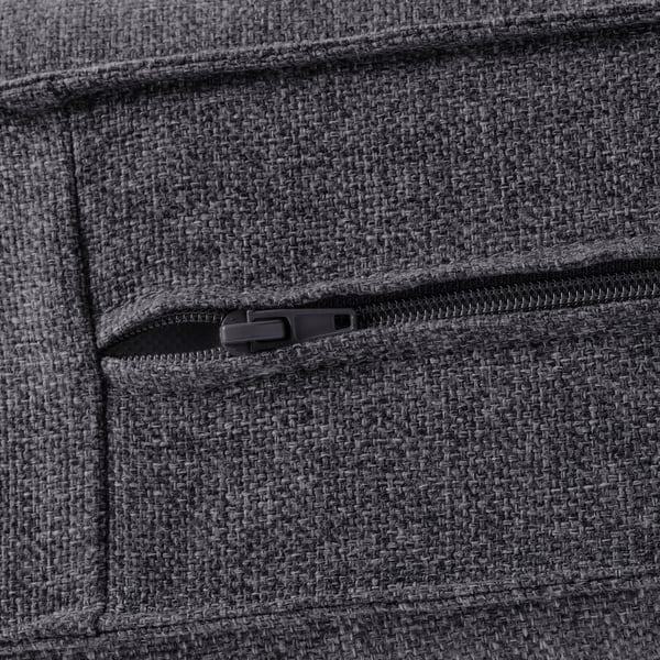 Eine Nahaufnahme eines gemütlichen, dunkelgrauen Sofas mit einem strapazierfähigen, strukturierten Stoff und einer funktionalen Armlehnentasche mit Reißverschluss, die hochwertiges Design zeigt.