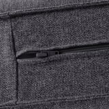 Eine Nahaufnahme eines gemütlichen, dunkelgrauen Sofas mit einem strapazierfähigen, strukturierten Stoff und einer funktionalen Armlehnentasche mit Reißverschluss, die hochwertiges Design zeigt.