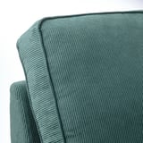 Nahaufnahme der KIVIK-Sofas aus strukturiertem, grünem Cordgewebe, das sein weiches, geripptes Muster und die sauberen Nähte zur Geltung bringt und seinen Komfort und seine Qualität hervorhebt.