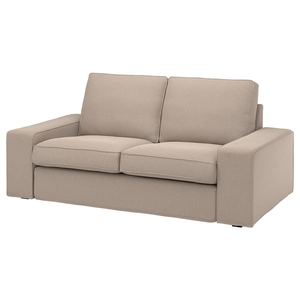 Ein beiges KIVIK-Sofa mit modernem Design mit niedrigen Armlehnen und tiefen Sitzkissen. Die Polsterung ist ein weicher, strapazierfähiger Stoff.