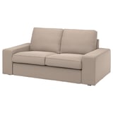 Ein beiges KIVIK-Sofa mit modernem Design mit niedrigen Armlehnen und tiefen Sitzkissen. Die Polsterung ist ein weicher, strapazierfähiger Stoff.