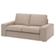 Ein beiges KIVIK-Sofa mit modernem Design mit niedrigen Armlehnen und tiefen Sitzkissen. Die Polsterung ist ein weicher, strapazierfähiger Stoff.