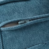 Nahaufnahme eines weichen, strukturierten blauen Sofa-Reißverschlusses mit hochwertigen Nähten und strapazierfähigem Stoff.