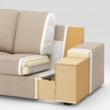 Sofa-Sektion mit Schichten: Faserplatten, Sperrholz, Schaumstoff, Holz, Spanplatten, Polyester, Baumwolle, recyceltes Polyester.