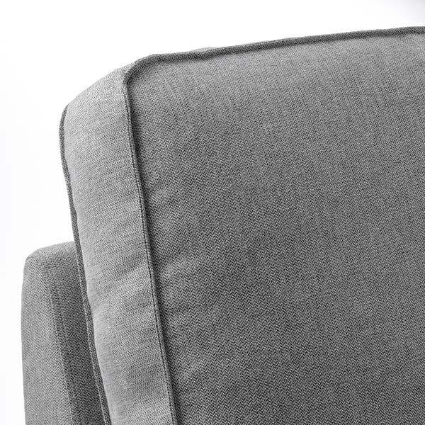 Nahaufnahme des KIVIK-Sofas, weicher grauer Stoff, kompliziertes Muster, gepolsterter Komfort.