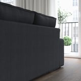Dunkelgraues KIVIK-Sofa mit tiefen Kissen, niedrigen Armlehnen und abnehmbaren Kissen für mehr Flexibilität.
