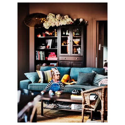 Blaugrünes KIVIK Sofa mit niedrigen Armlehnen und gestreiftem Cord. Bequemes und geräumiges Sofadesign.