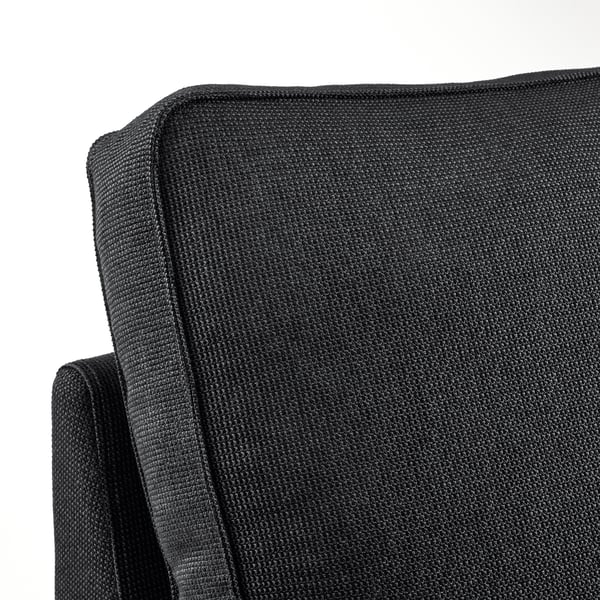 Nahaufnahme eines schwarzen KIVIK-Sofas, das seinen strukturierten Stoff und sein robustes, einladendes Design zeigt.