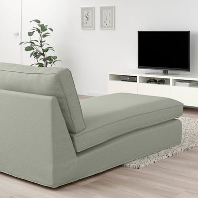 KIVIK hellgrüne Chaiselongue, modern & gemütlich, Holzboden, TV-Ständer, Pflanze, minimalistisches Dekor