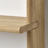 Regal aus Naturholz an der Wand, fein gearbeitet, glatte Kanten und natürliches Finish.