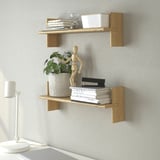 Wandmontierte Holzregale mit Büchern, Pflanzen und Dekorationsartikeln.